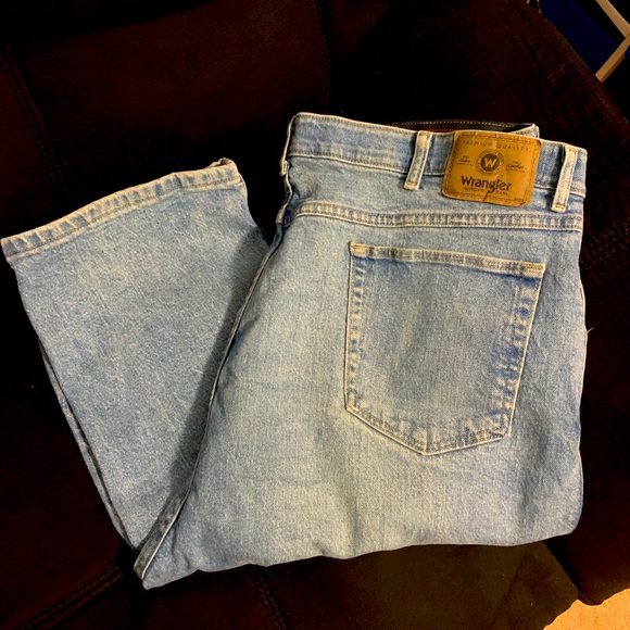 42x32 Reg Fit Wrangler Jeans - Picture 3 of 9